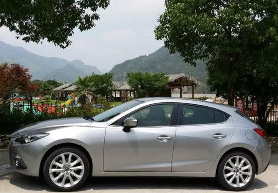 Sơn xe hoàn thiện bằng bạc sáng với hiệu ứng chói chói cho lớp phủ ô tô Mazda